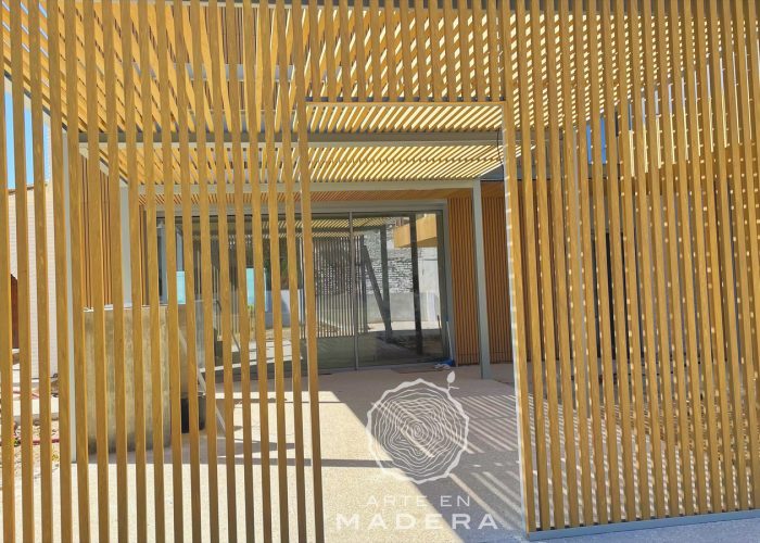 Estructura de madera en el área de entrada de una tienda, destacando la fachada del negocio